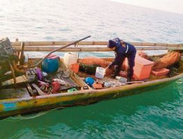 ALOR SETAR 09 FEBRUARY 2017. Anggota Agensi Penguatkuasaan Maritim Malaysia memeriksa sebuah bot Rawa Surong yang ditahan melakukan aktiviti pada jam 05.20 pagi pada jarak 0.6 Batu Nautika barat Pantai Yan. NSTP/IHSAN APMM